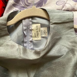 Size 7/8, gris y flores